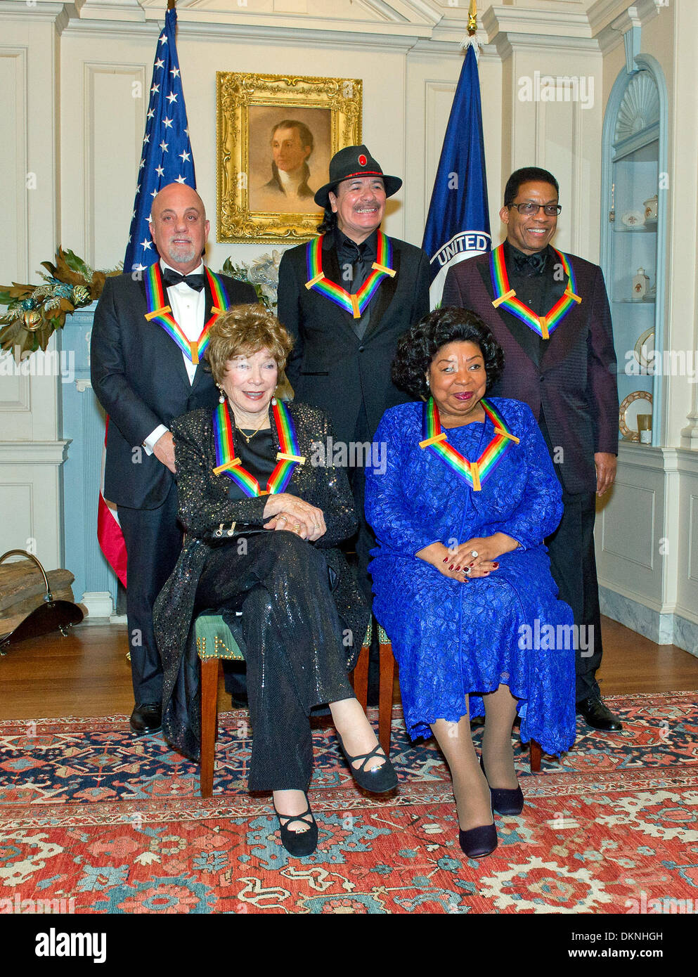 Washington DC, USA. 7 Décembre, 2013. Les cinq lauréats du Kennedy Center Honors 2013 posent pour une photo à la suite d'un dîner organisé par le secrétaire d'État américain John F. Kerry à au département d'État des États-Unis à Washington DC, USA, 7 décembre 2013. Assis dans la première rangée, de gauche, sont : Shirley MacLain, et Martina Arroyo. Debout, de gauche, sont Billy Joel, Carlos Santana, et Herbie Hancock. Les lauréats 2013 sont la cantatrice Martina Arroyo, pianiste, claviériste, compositeur et chef d'Herbie Hancock, pianiste, chanteur et auteur-compositeur Billy Joel, l'actrice Shirley MacLaine et musicia Banque D'Images