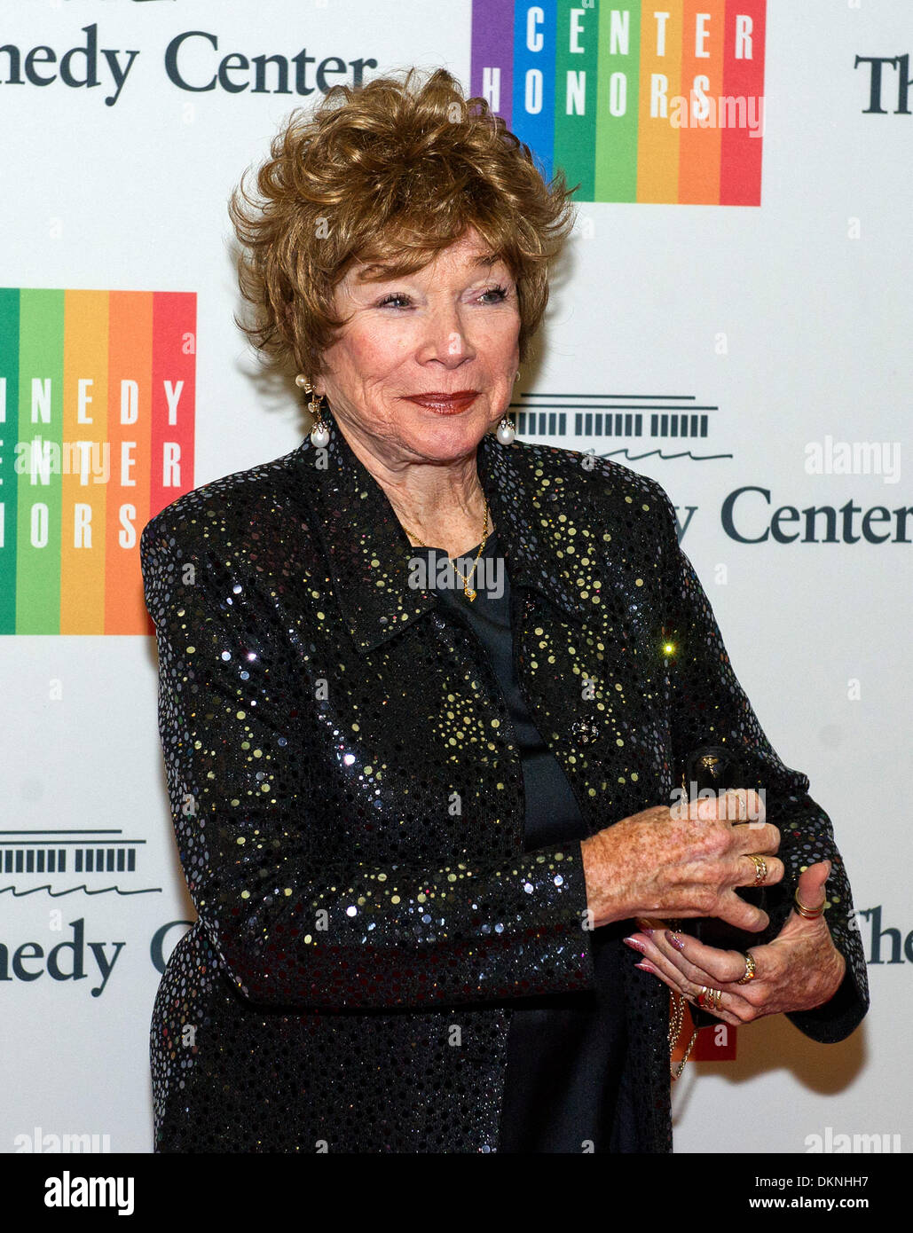 Washington DC, USA. 7 Décembre, 2013. Shirley MacLaine arrive pour le dîner officiel de l'artiste en l'honneur des lauréats du Kennedy Center Honors 2013 organisé par le secrétaire d'État américain John F. Kerry au département d'État des États-Unis à Washington DC, USA, 7 décembre 2013. Photo : Ron Sachs / CNP/dpa/Alamy Live News Banque D'Images