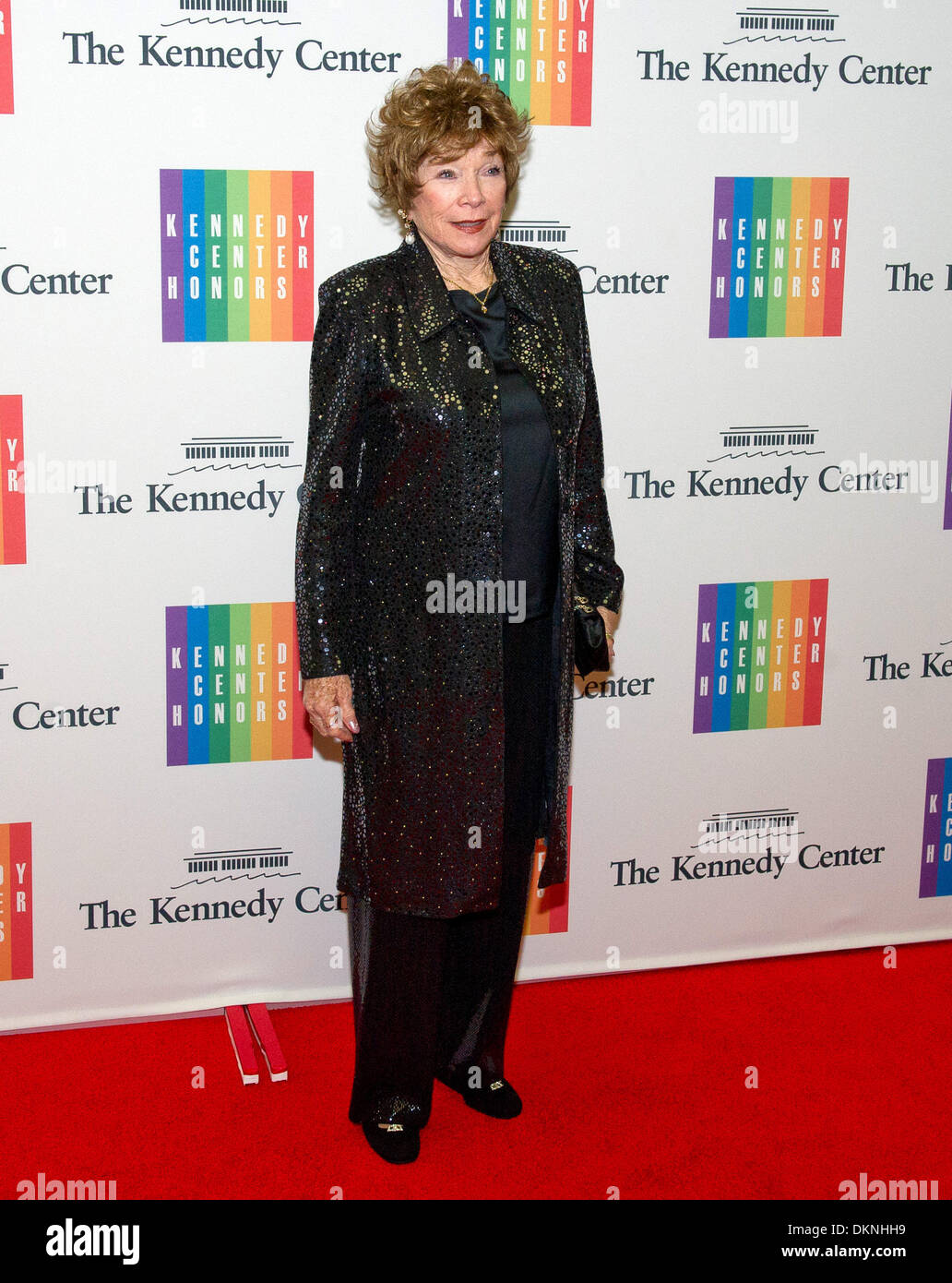 Washington DC, USA. 7 Décembre, 2013. Shirley MacLaine arrive pour le dîner officiel de l'artiste en l'honneur des lauréats du Kennedy Center Honors 2013 organisé par le secrétaire d'État américain John F. Kerry au département d'État des États-Unis à Washington DC, USA, 7 décembre 2013. Photo : Ron Sachs / CNP/dpa/Alamy Live News Banque D'Images