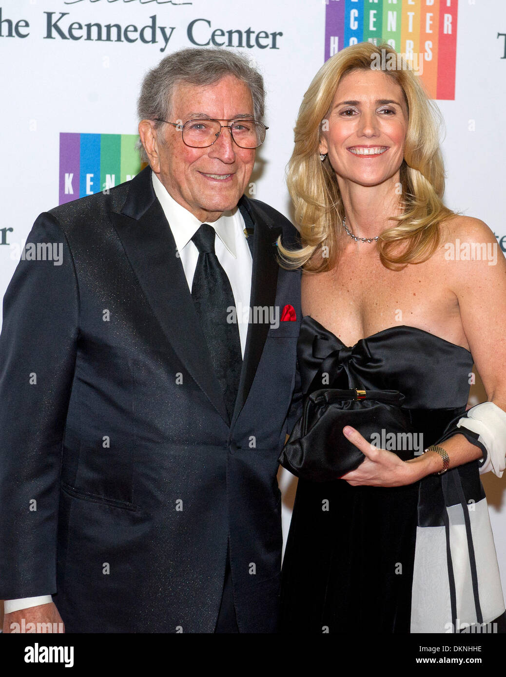 Washington DC, USA. 7 Décembre, 2013. Tony Bennett et sa femme, Susan Crow, arrivent pour le dîner officiel de l'artiste en l'honneur des lauréats du Kennedy Center Honors 2013 organisé par le secrétaire d'État américain John F. Kerry au département d'État des États-Unis à Washington DC, USA, 7 décembre 2013. Photo : Ron Sachs / CNP/dpa/Alamy Live News Banque D'Images