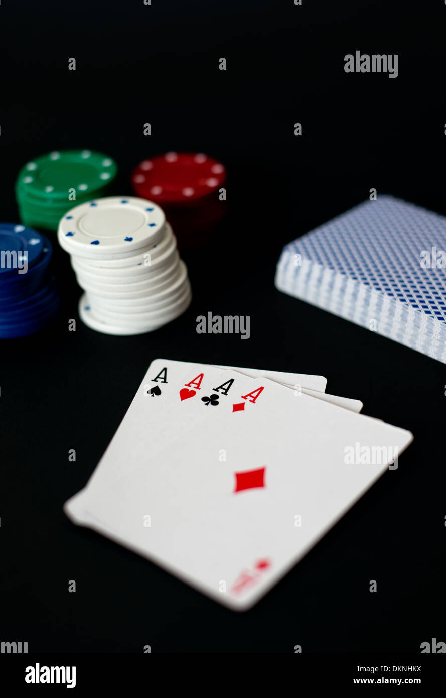 Jeu de cartes et des jetons de poker sur un fond noir Banque D'Images