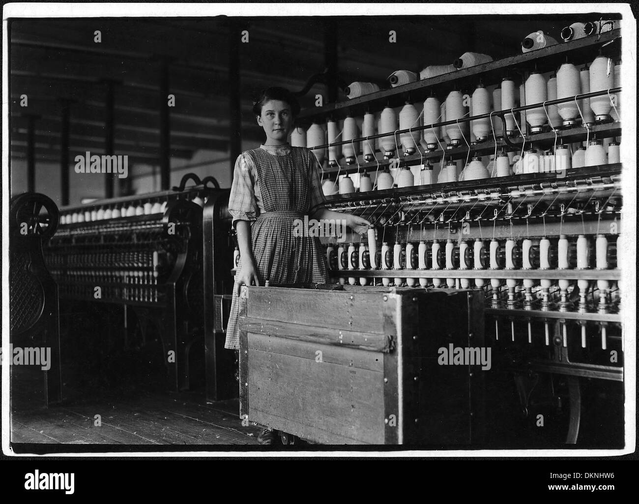 Adrienne Pagnette, adolescente française illettrée, lutte avec l'anglais. A environ 14 ou 15 ans, elle est capturée dans un moment de sa scolarité, mettant en valeur les défis de l’acquisition de la langue et de l’éducation. Banque D'Images