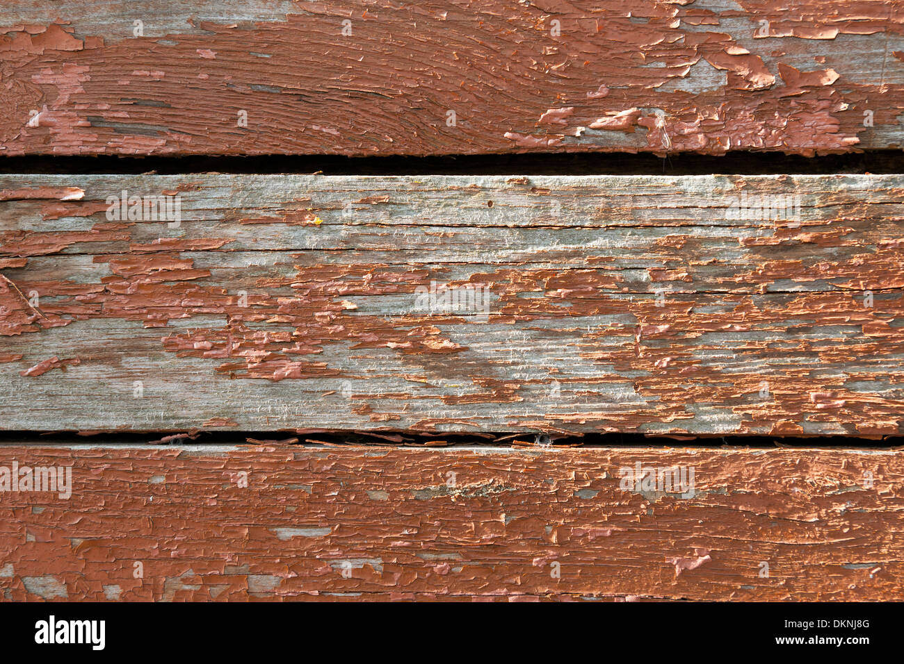 Arrière-plan d'un bois ancien avec l'écorcher ou rouge peinture brunâtre. Banque D'Images
