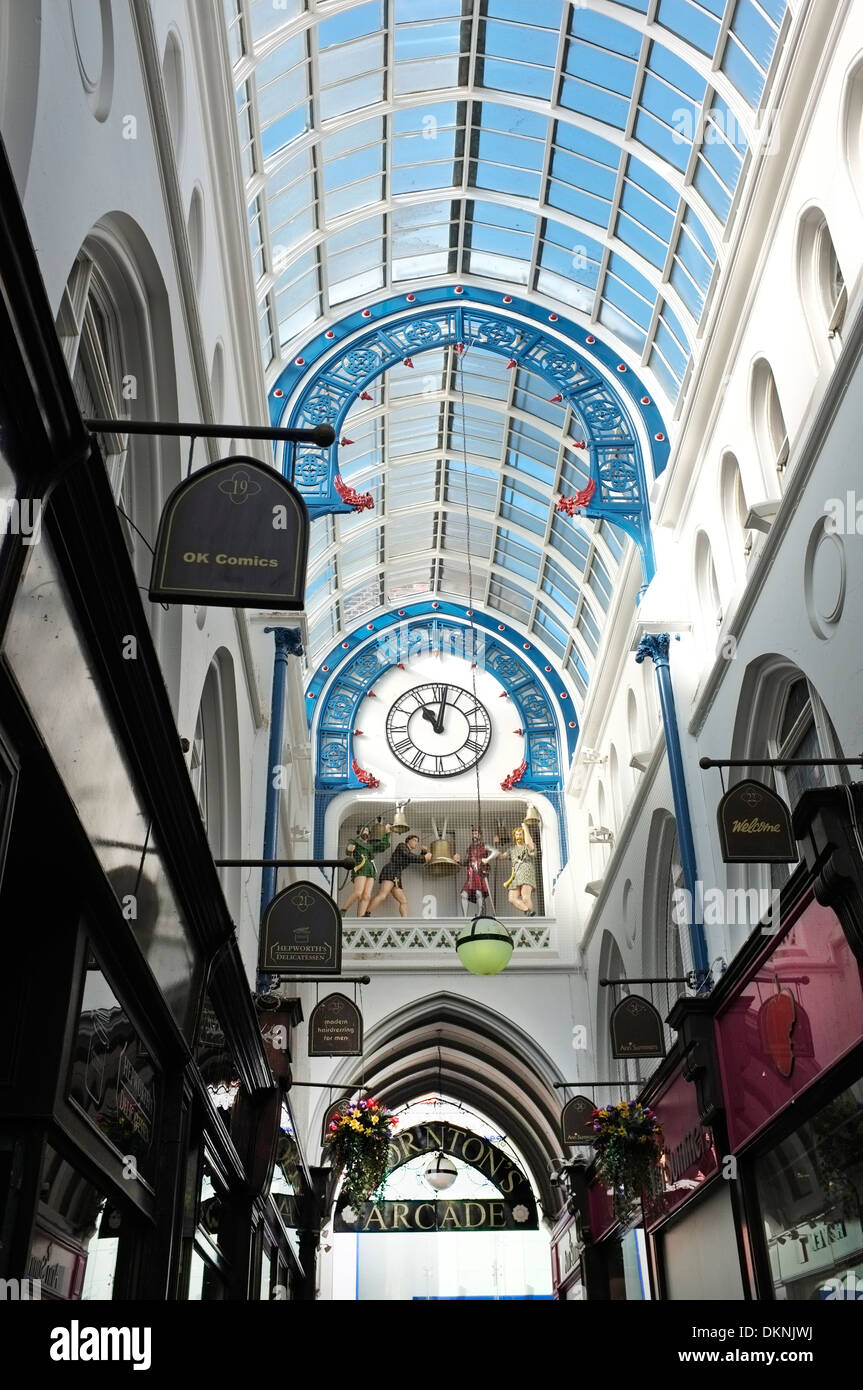 L'horloge et le tintement des cloches à Thorntons Arcade, Leeds Banque D'Images