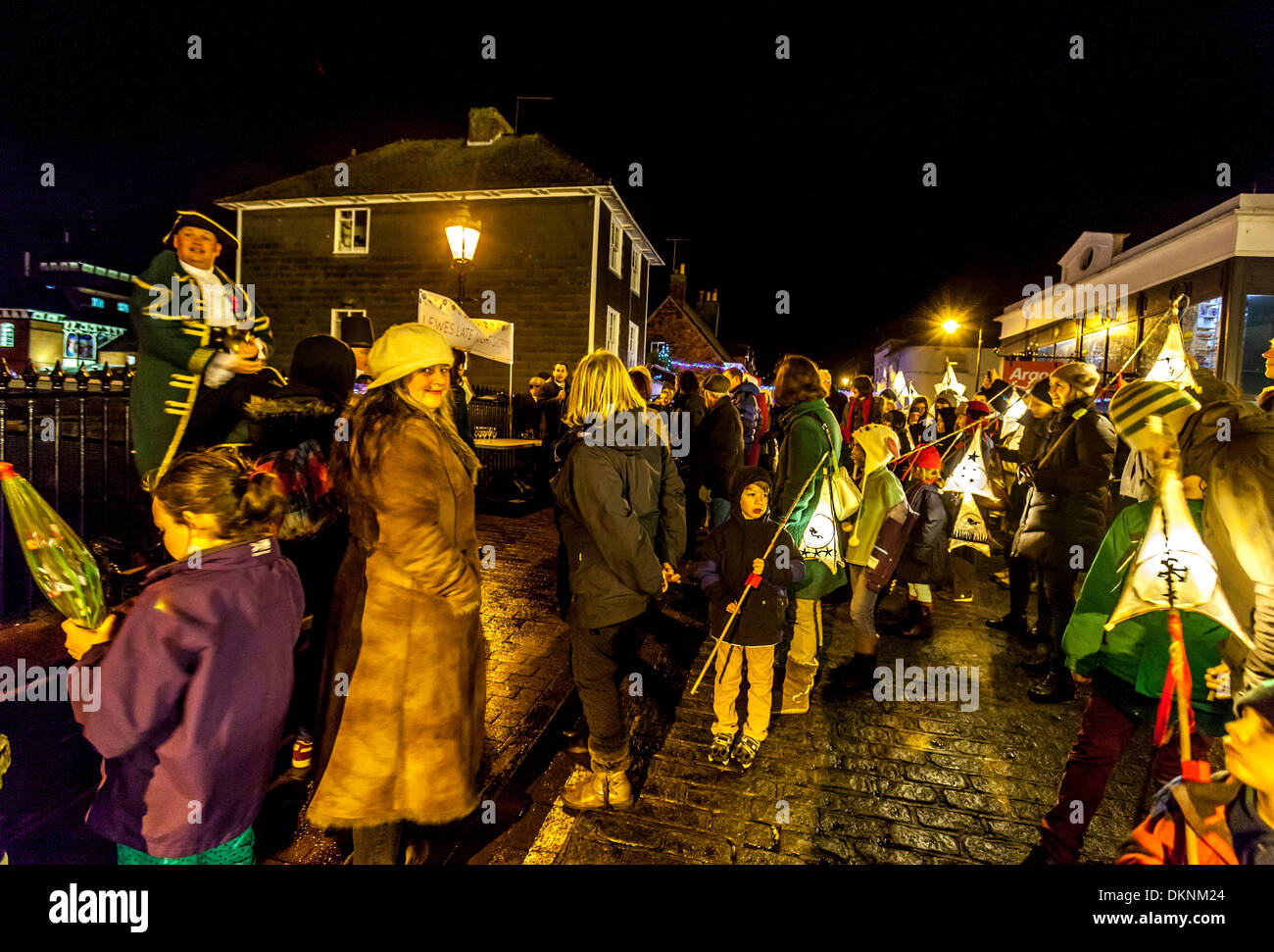 Lantern Procession, Late Night Shopping de Noël, Lewes, dans le Sussex, Angleterre Banque D'Images