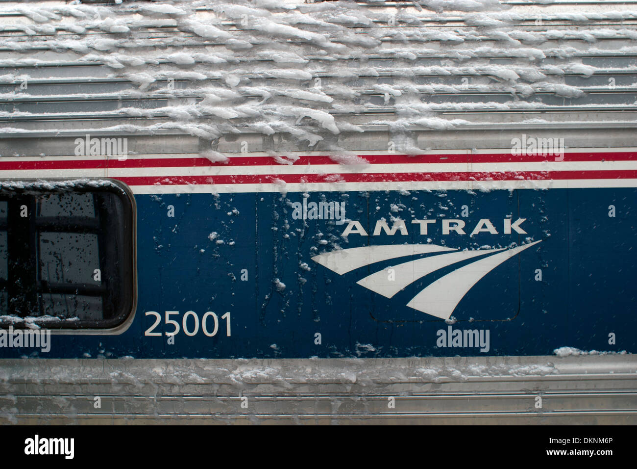 Voiture voyageurs Amtrak sur un jour d'hiver orageux. Banque D'Images
