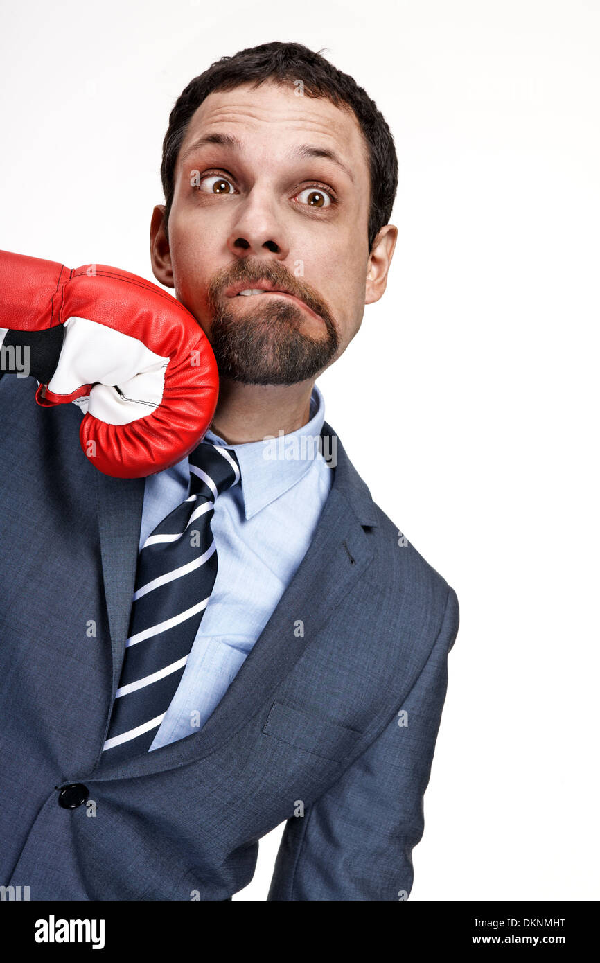 Jeune homme d'affaires frappés par la main dans le gant de boxe Banque D'Images