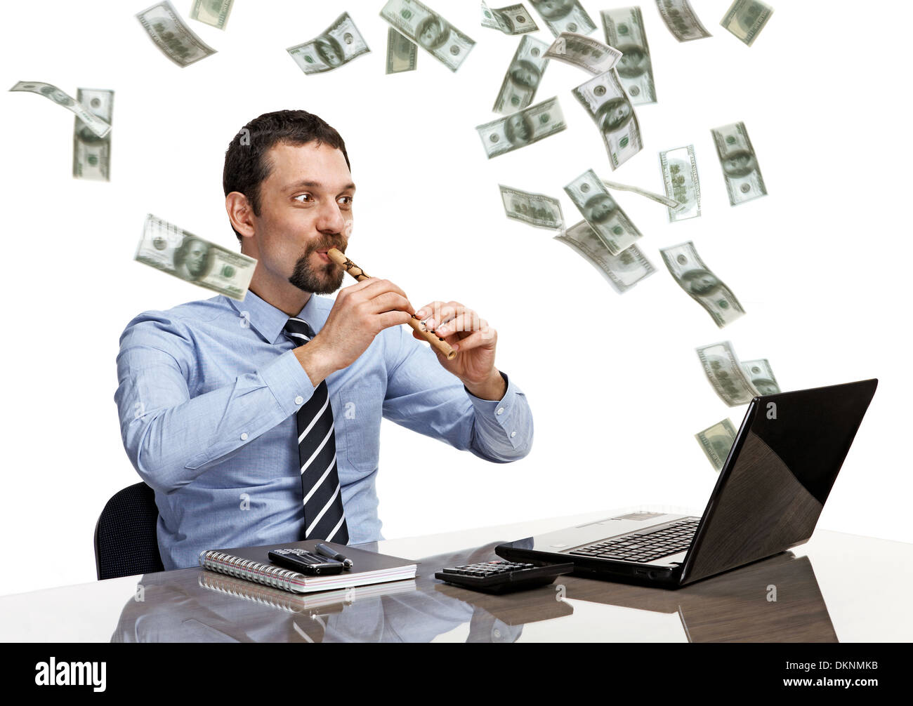 Businessman jouant à la flûte dans l'avant du coffre, d'où l'argent vol Banque D'Images