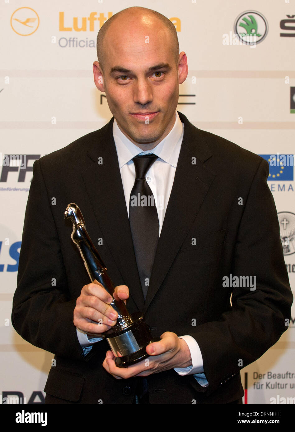 Berlin, Allemagne. 07Th Dec, 2013. Joshua Oppenheimer directeur américano-britannique pose avec son documentaire européen après la 26e cérémonie des European Film Awards à Berlin, Allemagne, 07 décembre 2013. Photo : afp/Alamy Live News Banque D'Images
