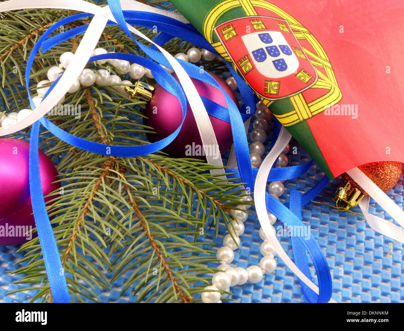 Drapeau portugal avec décoration de Noël, carte de nouvel an Banque D'Images