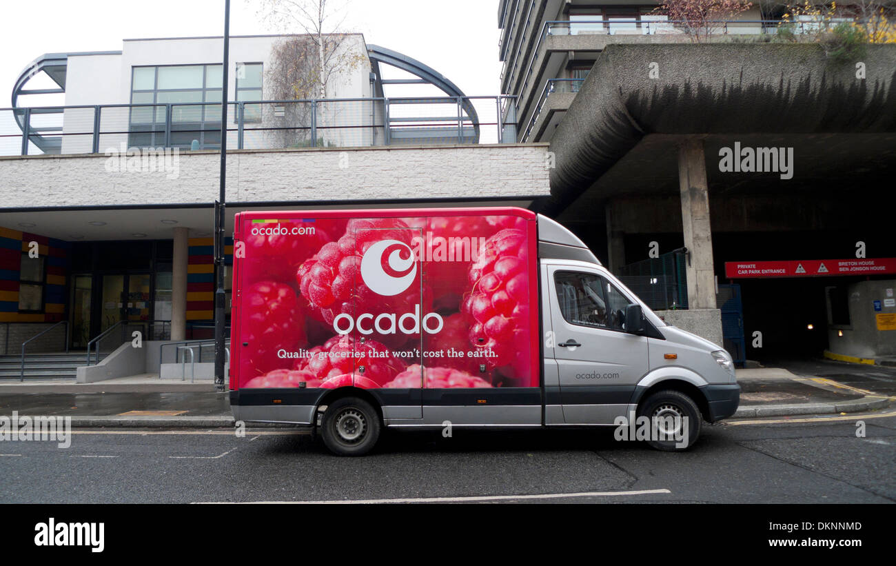 Une prestation alimentaire épicerie Ocado van garé à l'extérieur de la Barbican Estate dans le centre de Londres KATHY DEWITT Banque D'Images