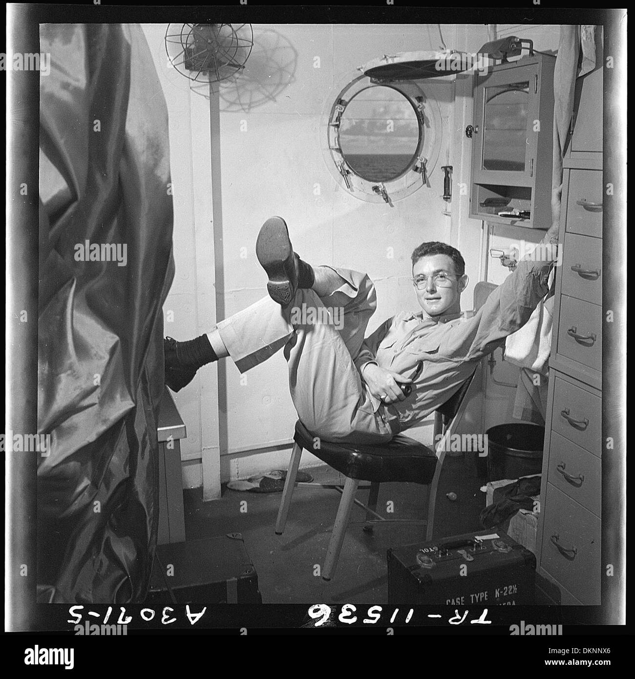 Le lieutenant Wayne Miller se détend dans ses quartiers sur l'USS Ticonderoga (CV-14). 520842 Banque D'Images