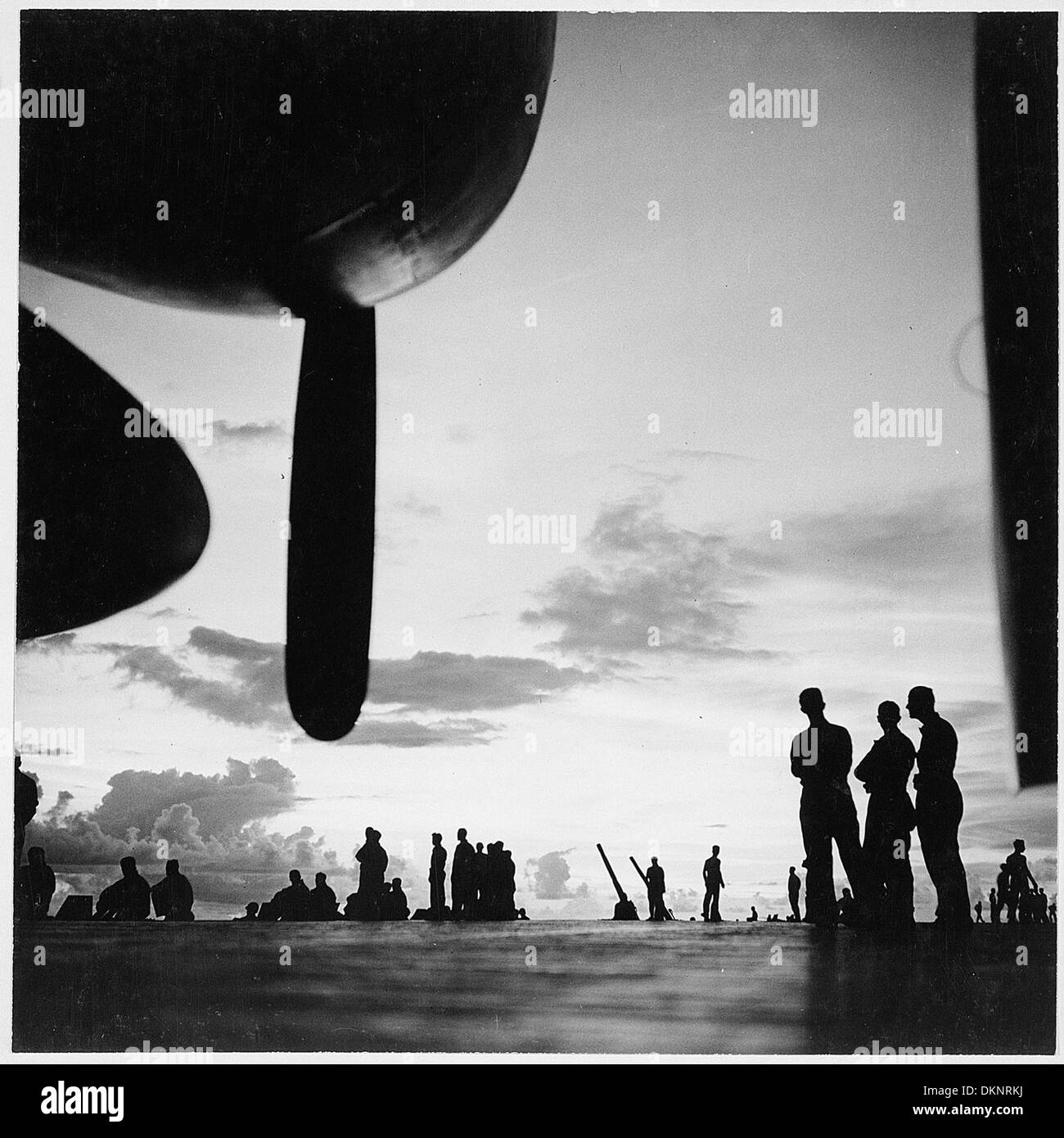 Une photographie prise à bord de l'USS Saratoga (CV-3) à l'aube, alors que le navire se prépare à une frappe aérienne contre Rabaul pendant la seconde Guerre mondiale cette scène capture un moment critique de la guerre navale. Banque D'Images