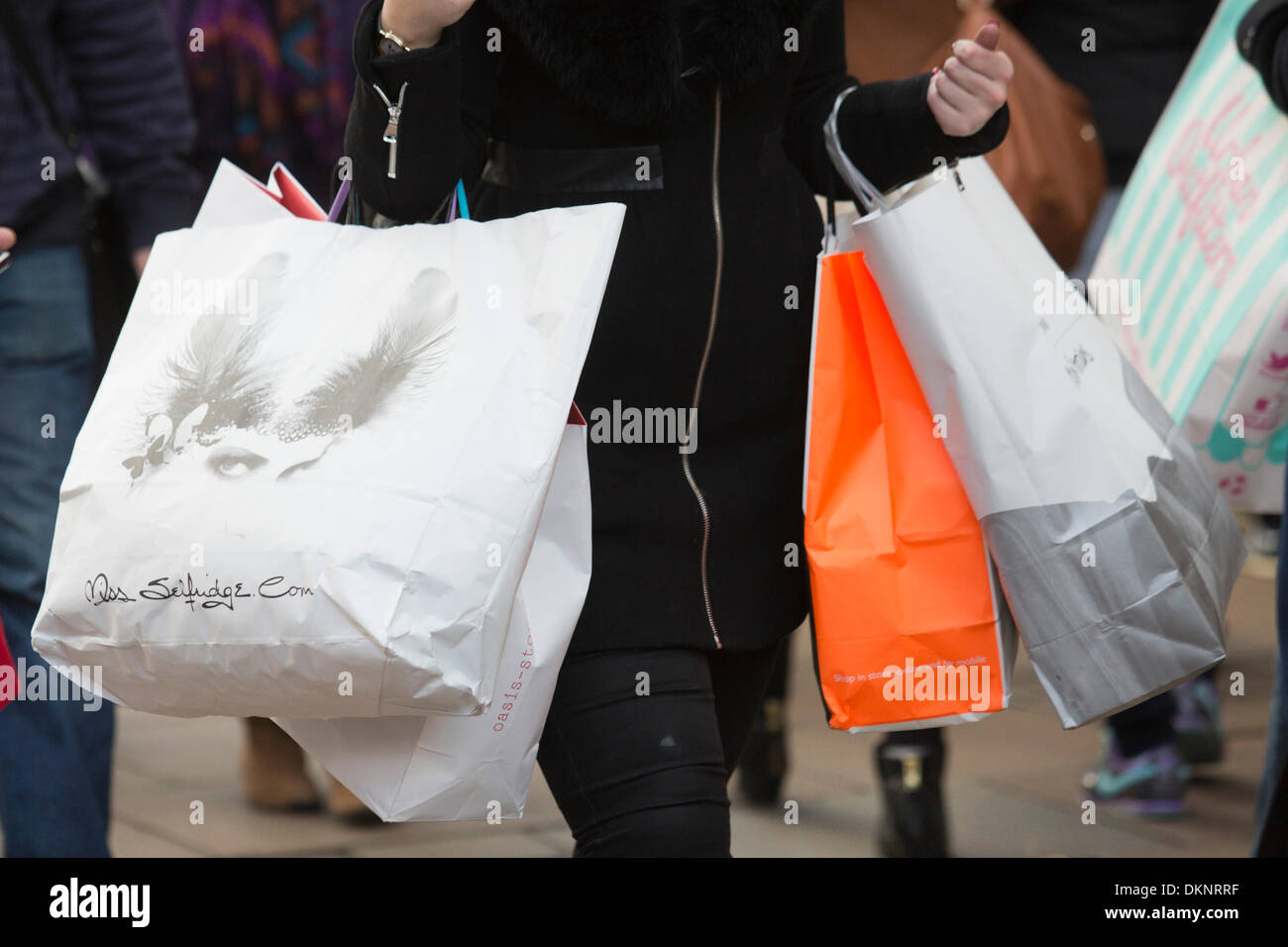 Londres, Royaume-Uni. 8 décembre 2013. Les clients mystères se sont dehors et environ dans un Oxford Street afin de recueillir plus de cadeaux pour Noël. Photo : Nick Savage/Alamy Live News Banque D'Images