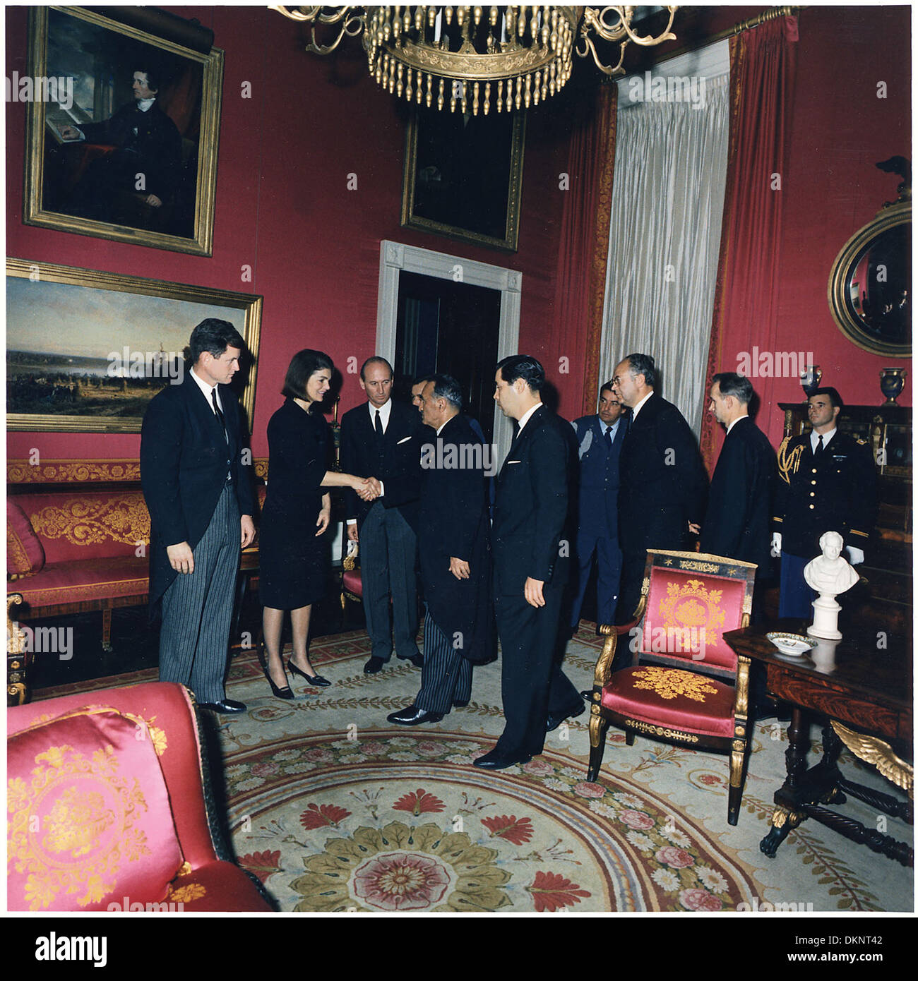 Après les funérailles, le sénateur Edward M. Kennedy, Jacqueline Bouvier Kennedy et Angier Biddle Duke assistent à une réception. L’événement marque un moment de deuil et de connexion politique. Banque D'Images