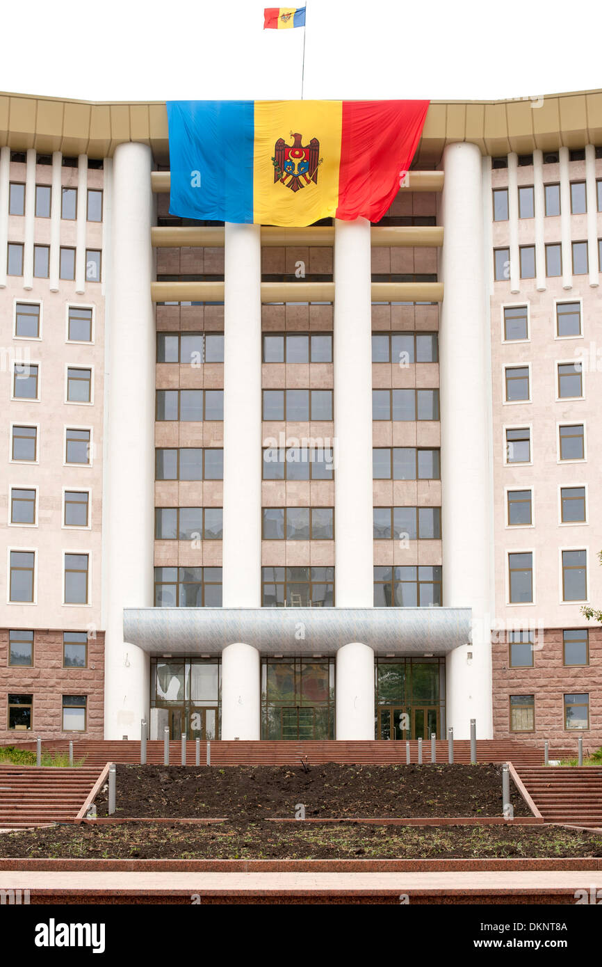 Le drapeau moldave drapé sur le bâtiment du parlement moldave à Chisinau, la capitale de la Moldavie. Banque D'Images