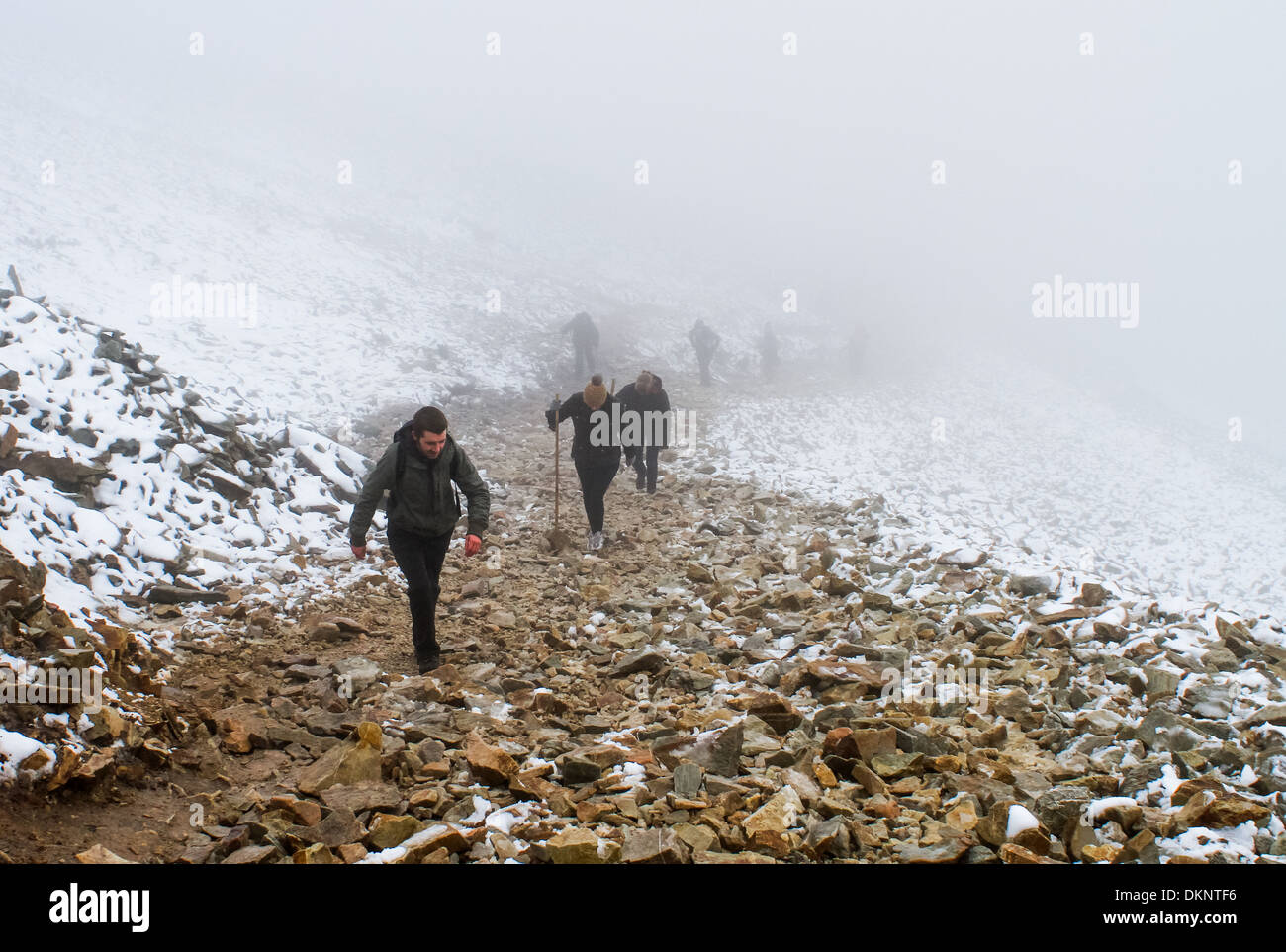 Les randonneurs randonnées Croagh Patrick dans le brouillard de Mayo, Irlande Banque D'Images