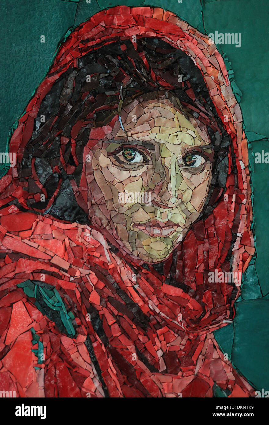 Sharbat Gula de portrait, aussi connu sous le nom de "fille afghane'. Copie de la célèbre photographie de Steve McCurry, tourné en décembre 1984. Mosaïque. Banque D'Images