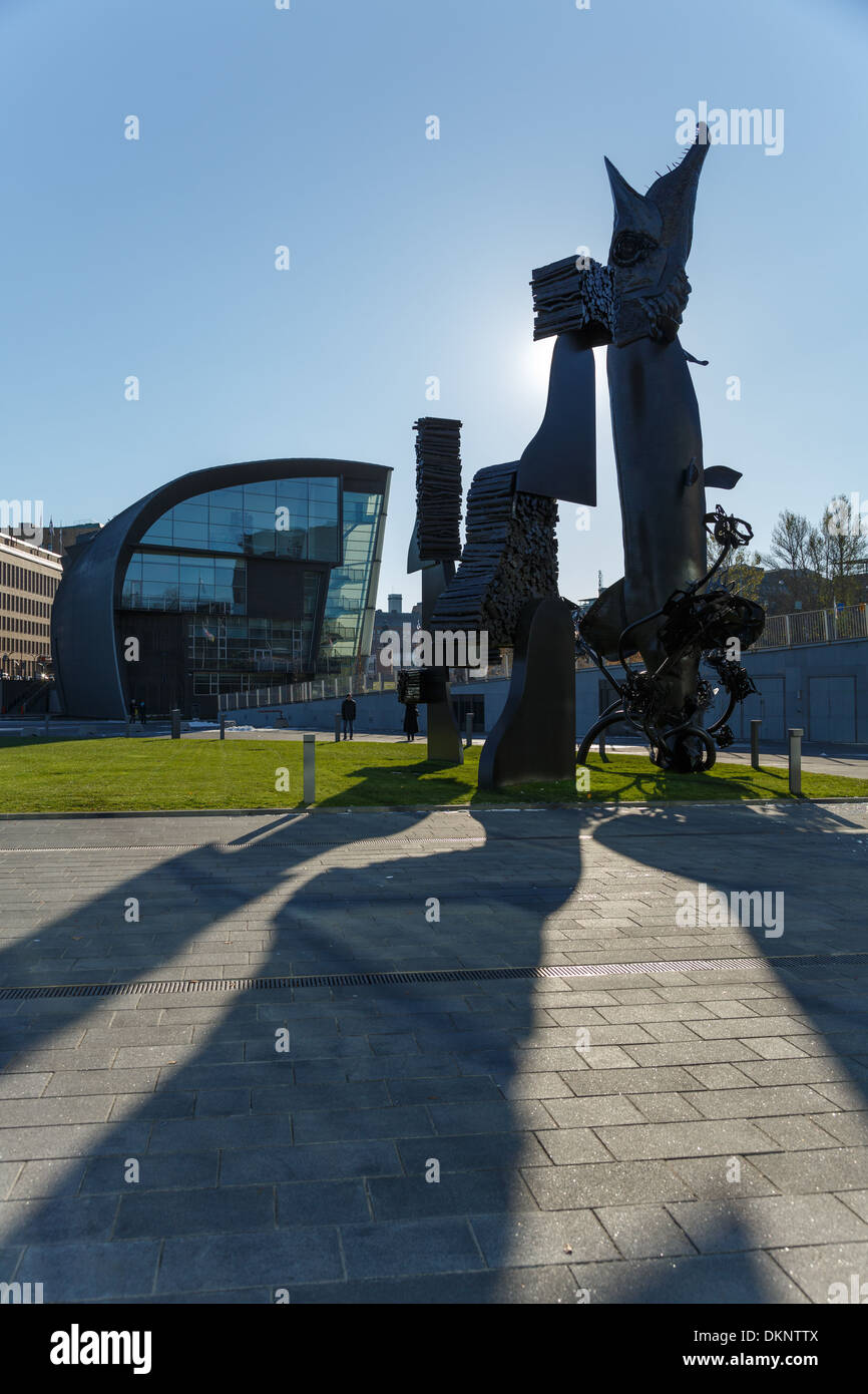 La sculpture moderne par Reijo Hukkanen à côté du Centre de musique  d'Helsinki, avec le Musée d'art contemporain de l'arrière-plan Photo Stock  - Alamy