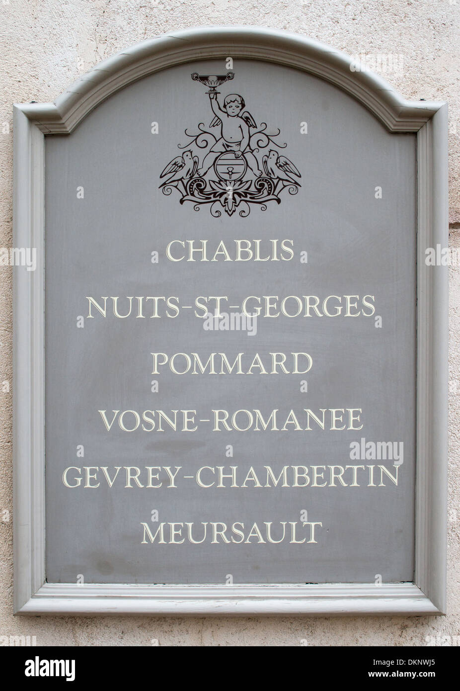 Vin célèbre marques indiquées sur une affiche à l'extérieur de magasin de vin ou Cave à Beaune, bourgogne, france Banque D'Images