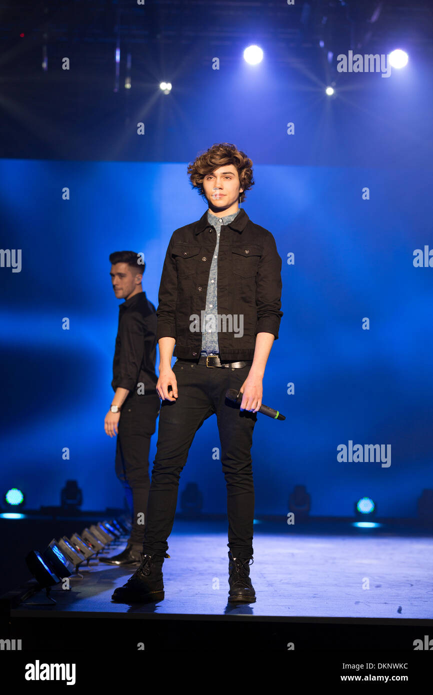 Birmingham, UK. Dec 8, 2013. J'Union sont une bande de garçon de quatre pièces composé de membres George Shelley, Josh Cuthbert, JJ Hamblett et Jaymi Hensley. Le groupe a été formé par la neuvième série de concours de musique de la télévision britannique, X Factor en 2012, où ils ont terminé en quatrième place. Ils ont ensuite signé un contrat d'enregistrement avec Sony Music filiale RCA Records et ont sorti leur premier album studio Union Européenne J.[1] Crédit : Paul Hastie/Alamy Live News Banque D'Images