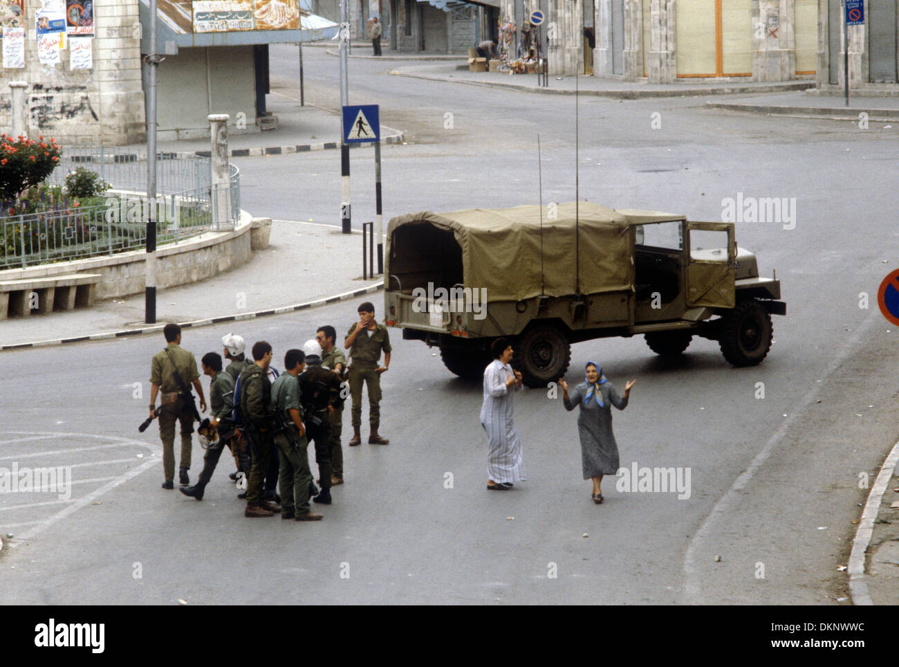 Naplouse, Cisjordanie Israël. Des soldats israéliens arrêtent des manifestants palestiniens. 1980s moyen-Orient.1982 HOMER SYKES Banque D'Images