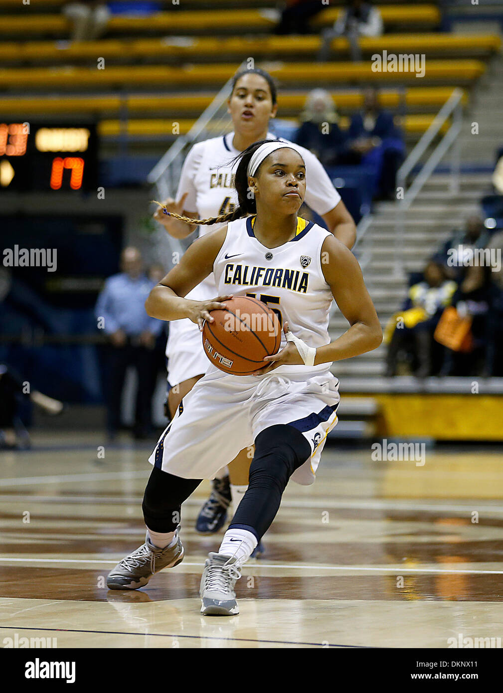 Berkeley, CA, USA. 7 Décembre, 2013. Dec 07 2013 - Berkeley CA USA California porte G #  15 Bretagne Boyd milieu cour passer en cas de jeu de basket-ball de NCAA Womens entre Pacific University Tigers et California Golden Bears 68-66 heures supplémentaires gagner au Pavillon Hass Berkeley Californie © csm/Alamy Live News Banque D'Images