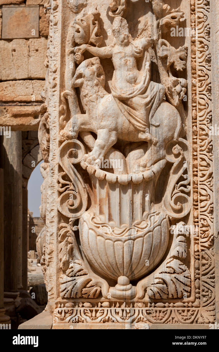 La Libye, Leptis Magna. La sculpture décorative en pierre dans la basilique de Marc Aurèle. Banque D'Images