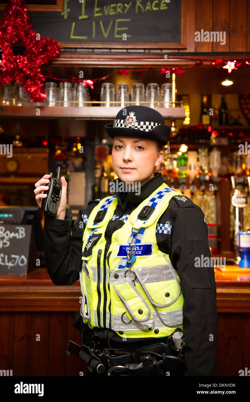 Un officier de police dans un pub. Banque D'Images