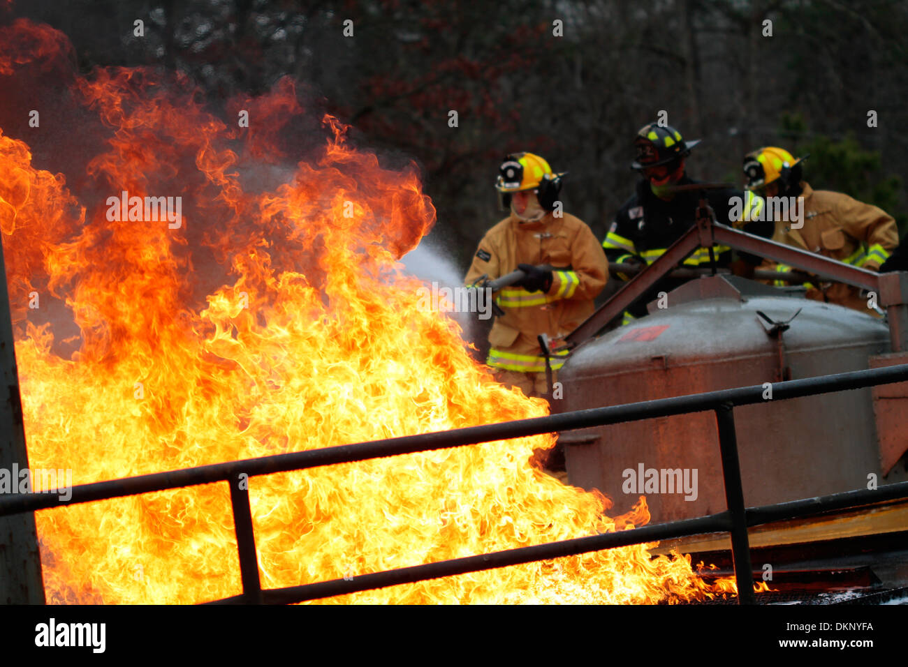 U.S. Air Force protection incendie des spécialistes de la New Jersey Air National Guard's 177e Escadre de chasse combattre un incendie lors d'un exercice d'entraînement militaire au Centre de formation de la commande de transport maritime à l'Est en tenure franche, N.J. le 5 décembre. L'installation, qui est l'un des Banque D'Images