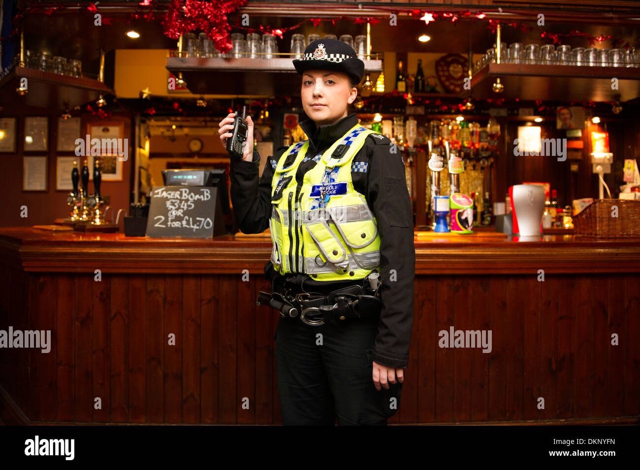 Un officier de police dans un pub. Banque D'Images