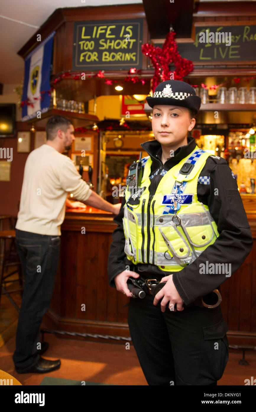 Un officier de police dans un pub. Banque D'Images
