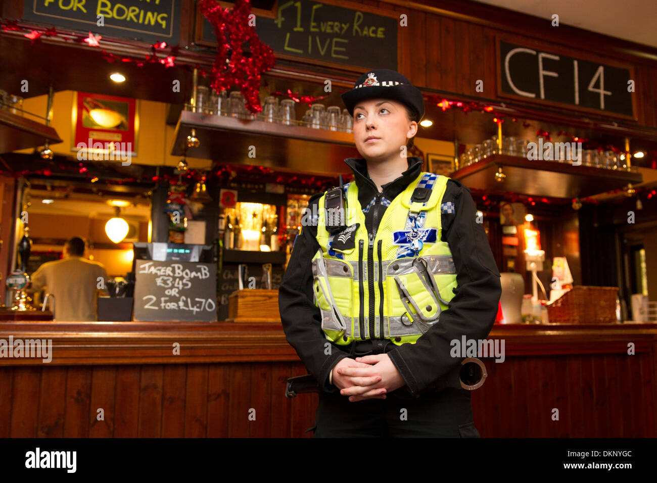 Un officier de police dans un pub. Banque D'Images