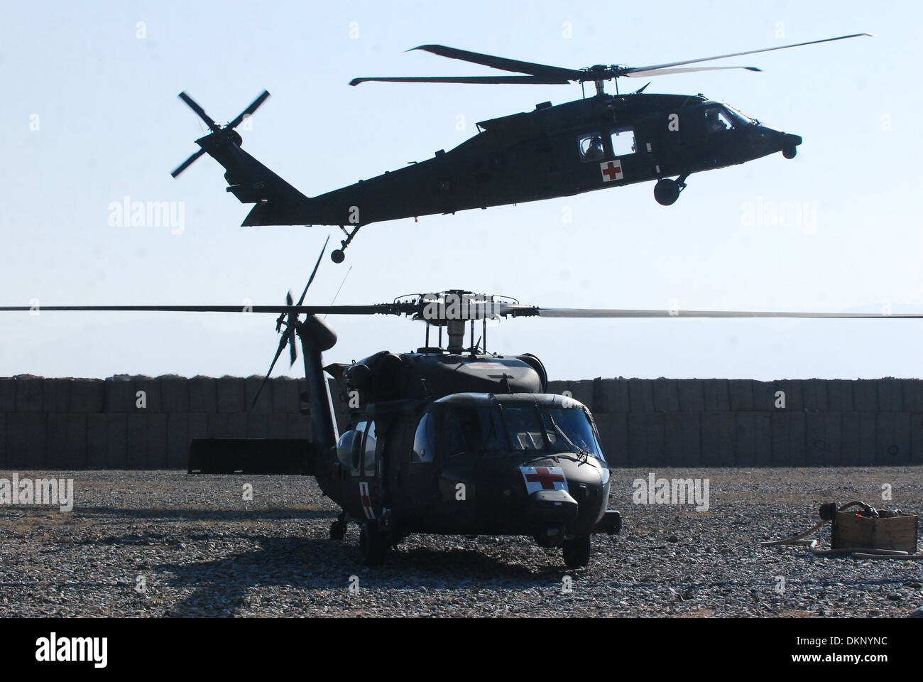 Un HH-60M de l'hélicoptère d'évacuation médicale à partir de la 10e Brigade d'aviation de combat fait son entrée dans l'armement et de ravitaillement en carburant de l'avant au point d'une base d'opérations avancée Shank, l'Afghanistan, après avoir terminé une mission d'évacuation médicale le 4 décembre 2013. Banque D'Images