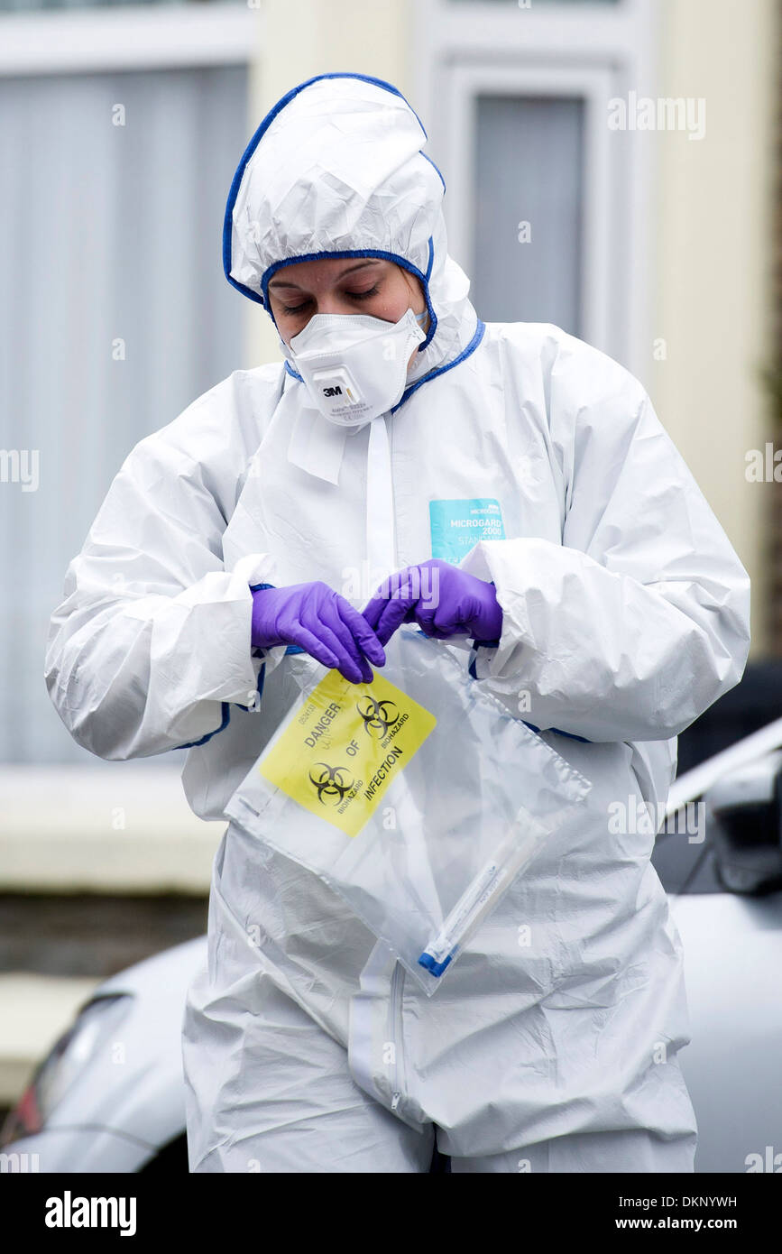 Une scène de crime de police officier détenant un sachet de preuves au cours d'une enquête criminelle de la police de Cardiff. Banque D'Images