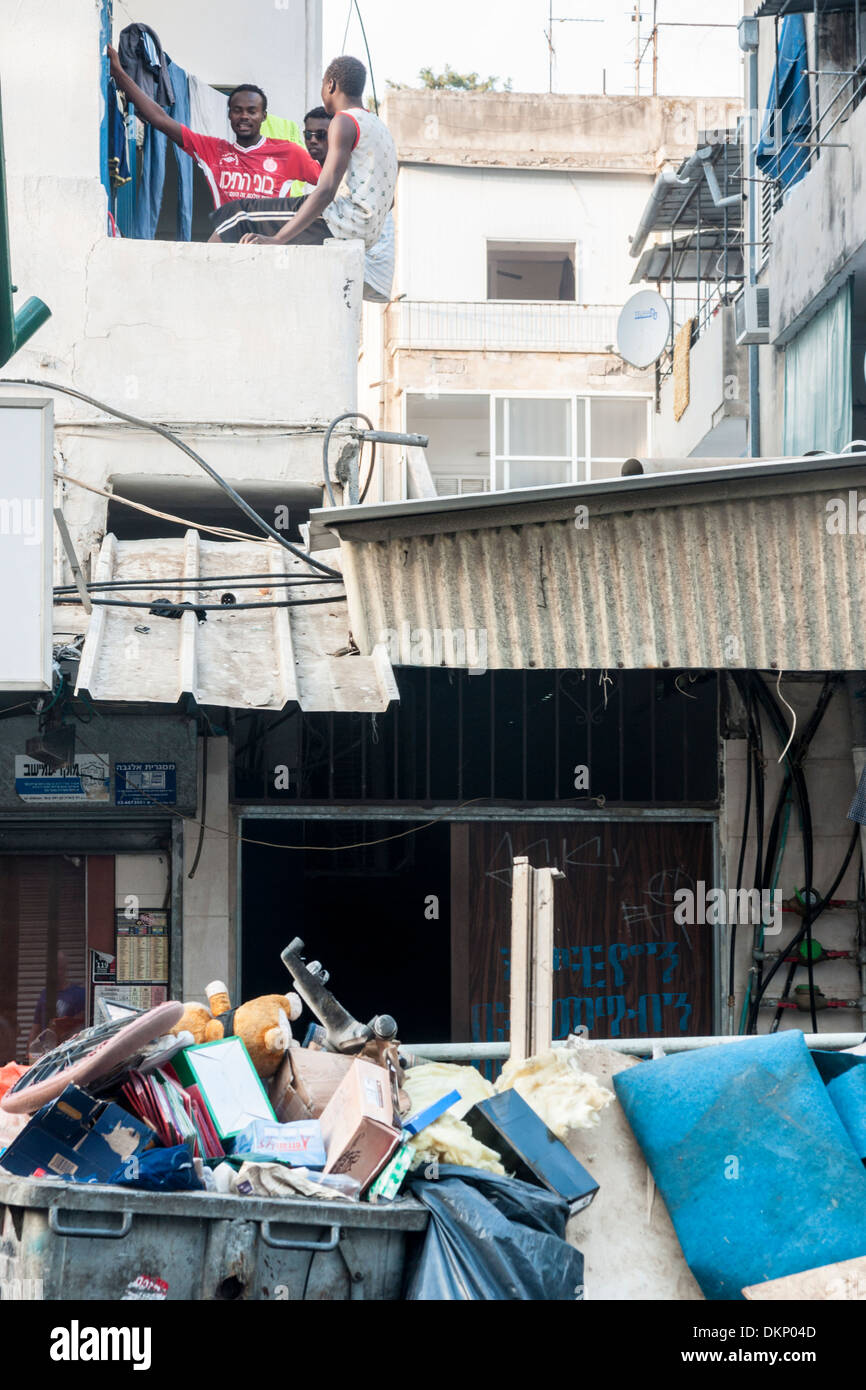 Israël. Le vieux Levinski street à Tel-Aviv, aujourd'hui un bidonville peuplé d'immigrants africains et les réfugiés. Banque D'Images