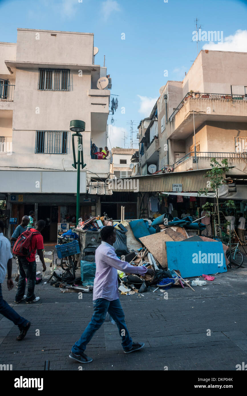 Israël. Le vieux Levinski street à Tel-Aviv, aujourd'hui un bidonville peuplé d'immigrants africains et les réfugiés. Banque D'Images