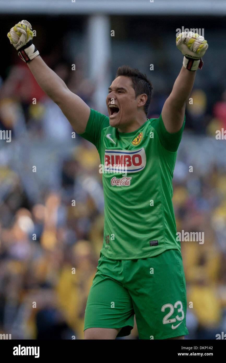 Mexique, Mexique. 9Th Mar, 2013. America's gardien Moises Munoz célèbre pendant la seconde demi-finale de la jambe de la Liga MX contre Toluca dans le stade Azteca de Mexico, capitale du Mexique, le 8 décembre 2013. (Xinhua/Alejadnro Ayala) (FNC) (ap) Banque D'Images