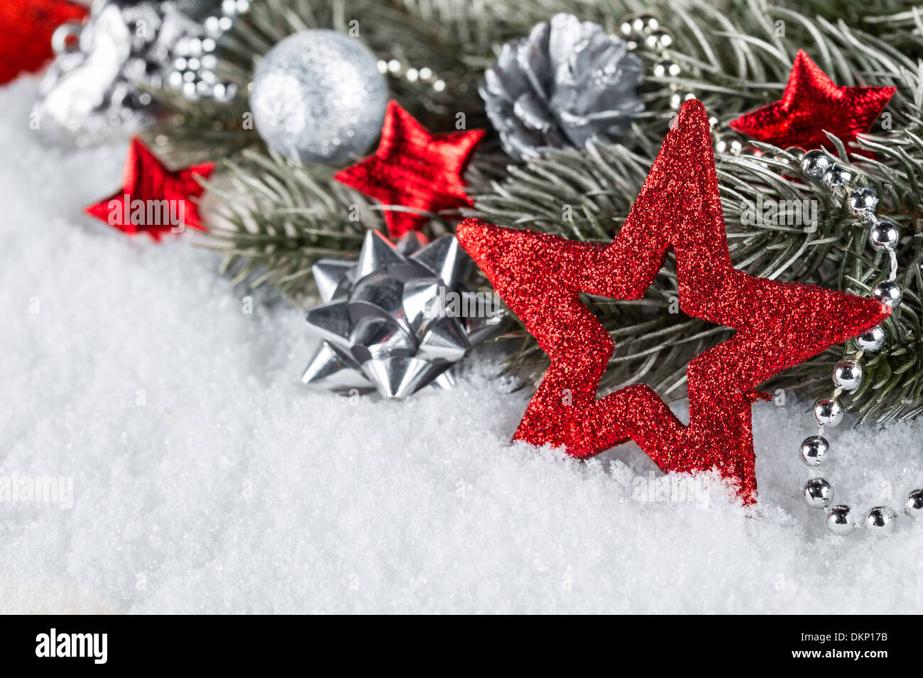 Branches de sapin avec des décorations de Noël et red silver snow Banque D'Images