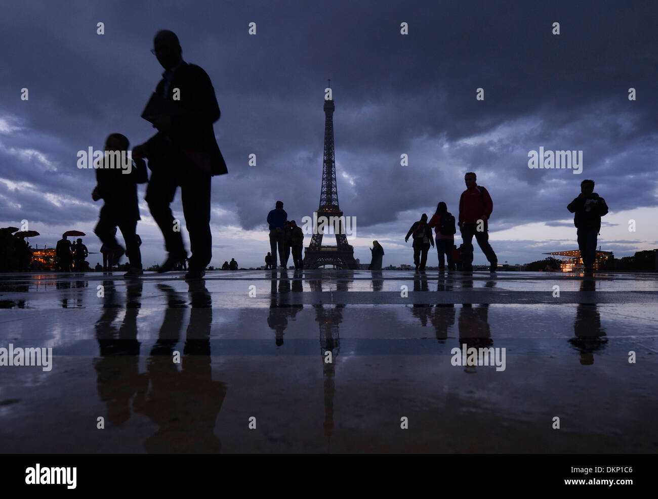 Les gens cherchent un abri qu'il commence à pleuvoir sur la Place du Trocadéro en face de la Tour Eiffel à Paris, France (Adrien Veczan) Banque D'Images