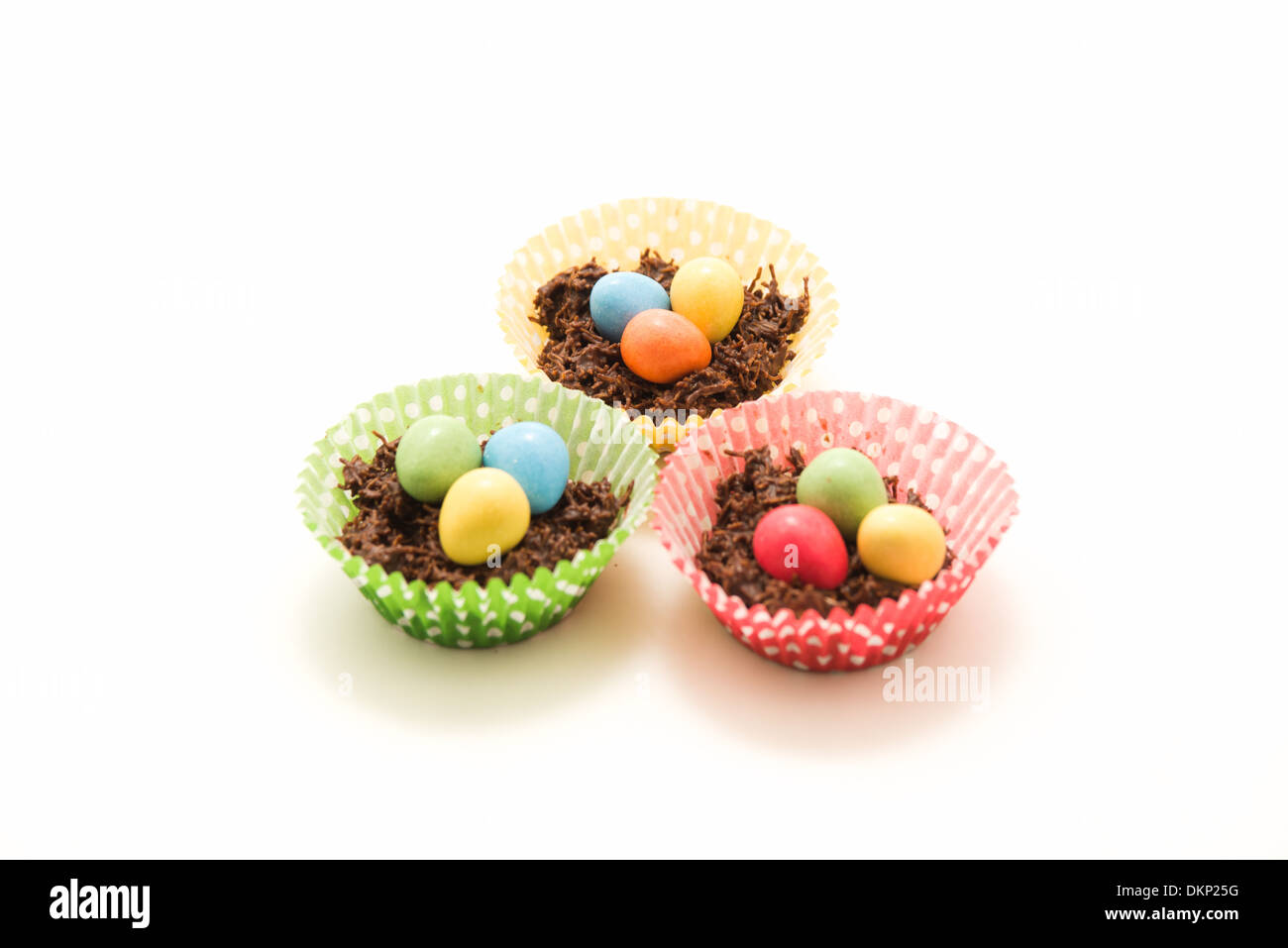 Les nids et les oeufs de Pâques au chocolat Banque D'Images