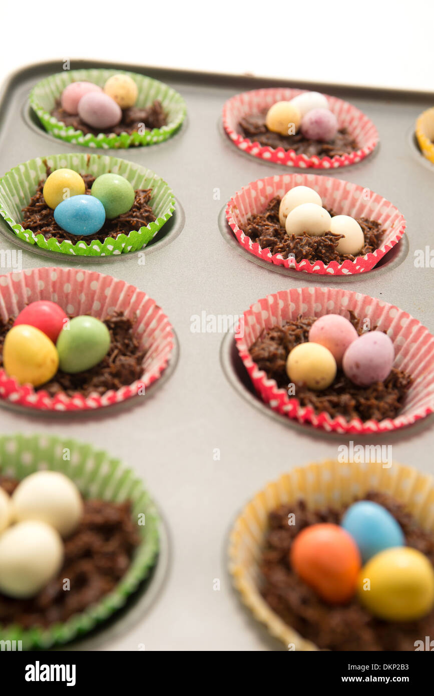 Les nids et les oeufs de Pâques au chocolat Banque D'Images