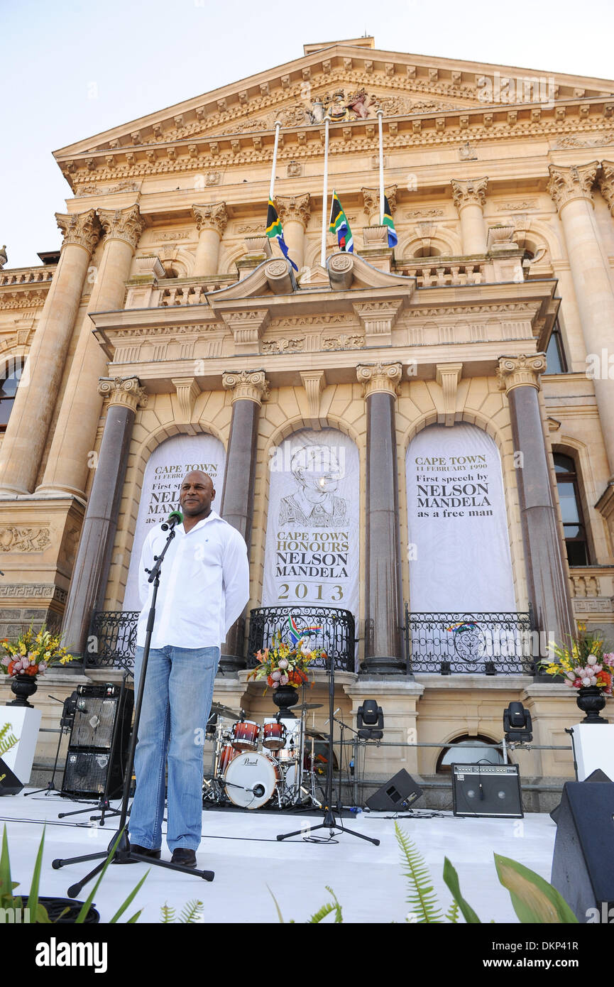 Cape Town, Afrique du Sud. Dec 8, 2013. CHESTER WILLIAMS, vainqueur de la Coupe du Monde de Rugby 1995 et ancien springbok s'adresse à la foule. La ville de Cape Town a organisé un service interconfessionnel sur la place Grand Parade comme la journée a été déclarée journée nationale de prière et de réflexion sur la vie de Nelson Mandela. Les visiteurs ont également placé des fleurs et messages de condoléances sur la barricade érigée pour les accueillir. Divers chefs religieux dit des prières pour la fin de l'Etat sud-africain. Photo par Roger Sedres/ImageSA Banque D'Images