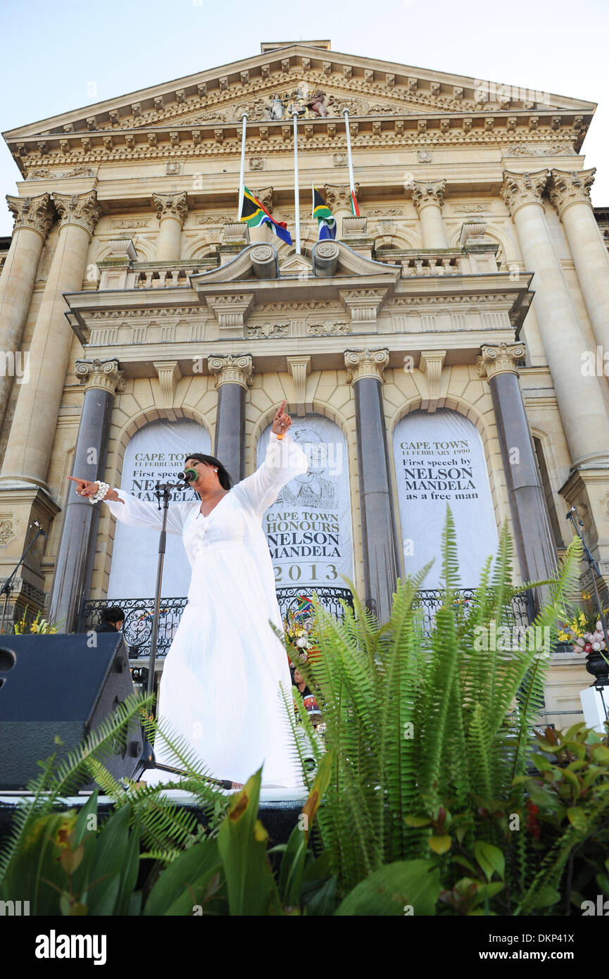 Cape Town, Afrique du Sud. Dec 8, 2013. L'artiste International VICKY SAMPSON, chante à la foule de personnes en deuil. La ville de Cape Town a organisé un service interconfessionnel sur la place Grand Parade comme la journée a été déclarée journée nationale de prière et de réflexion sur la vie de Nelson Mandela. Les visiteurs ont également placé des fleurs et messages de condoléances sur la barricade érigée pour les accueillir. Divers chefs religieux dit des prières pour la fin de l'Etat sud-africain. Photo par Roger Sedres/ImageSA Banque D'Images
