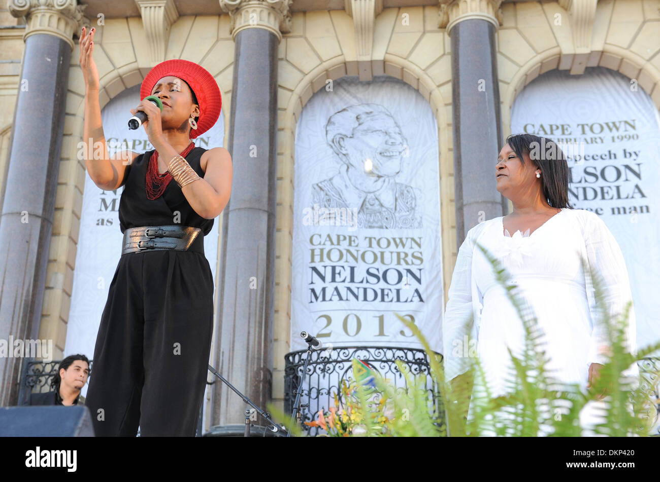 Cape Town, Afrique du Sud. Dec 8, 2013. un poète et un artiste international VICKY SAMPSON, chante à la foule de personnes en deuil. La ville de Cape Town a organisé un service interconfessionnel sur la place Grand Parade comme la journée a été déclarée journée nationale de prière et de réflexion sur la vie de Nelson Mandela. Les visiteurs ont également placé des fleurs et messages de condoléances sur la barricade érigée pour les accueillir. Divers chefs religieux dit des prières pour la fin de l'Etat sud-africain. Photo par Roger Sedres/ImageSA Banque D'Images