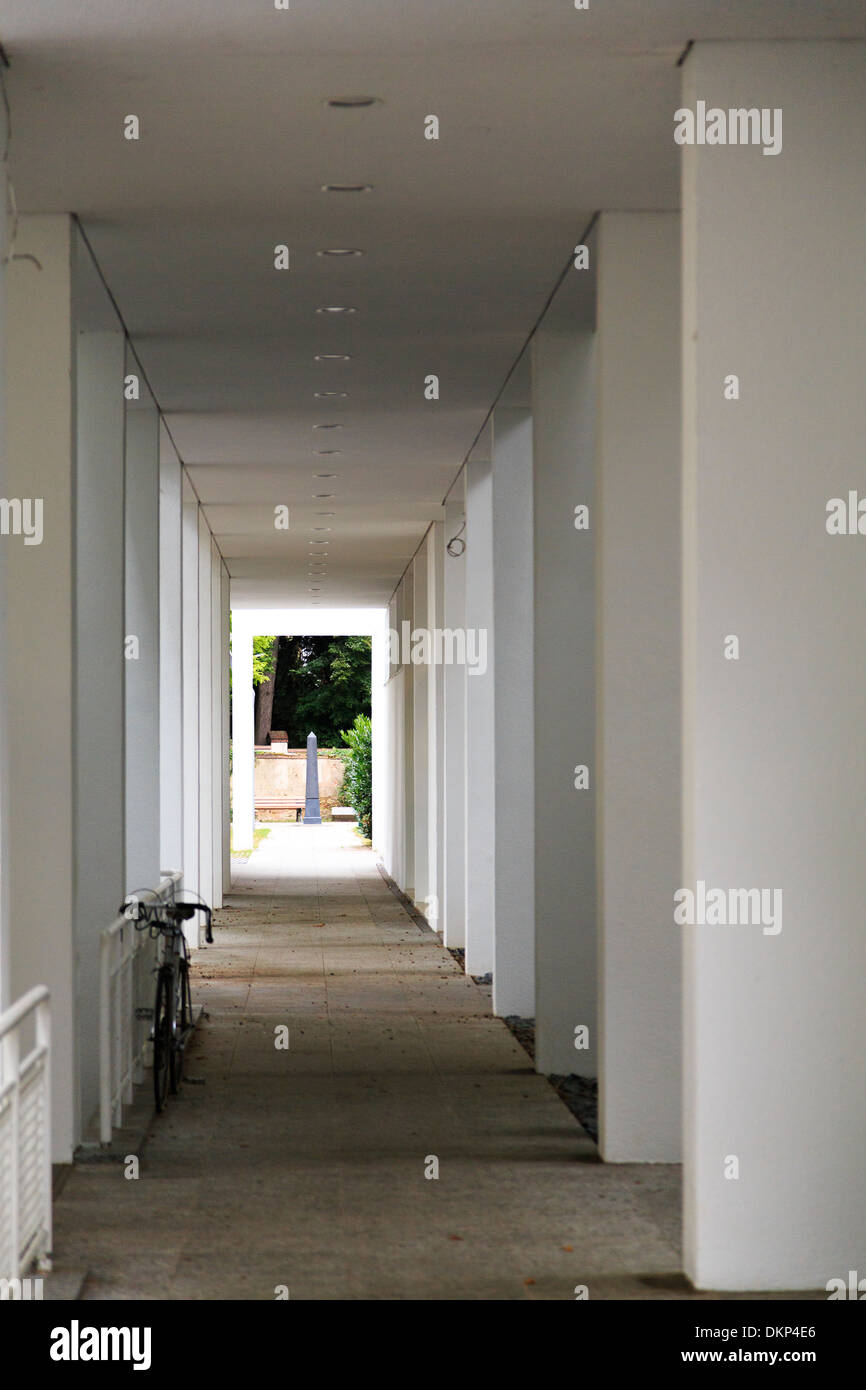 Couloir de piliers et de la lumière vive à Francfort, Allemagne Banque D'Images