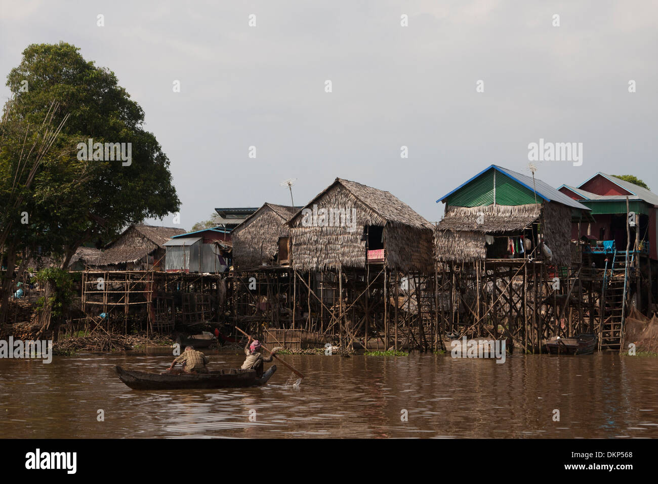 Deux hommes dans un bateau en Kampong Phluk, village flottant au Cambodge. Banque D'Images