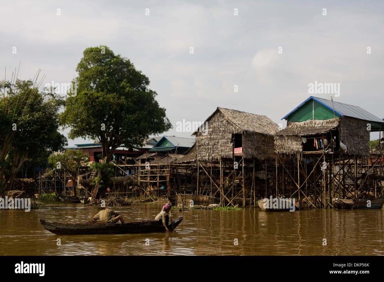 Deux hommes dans un bateau en Kampong Phluk, village flottant au Cambodge. Banque D'Images