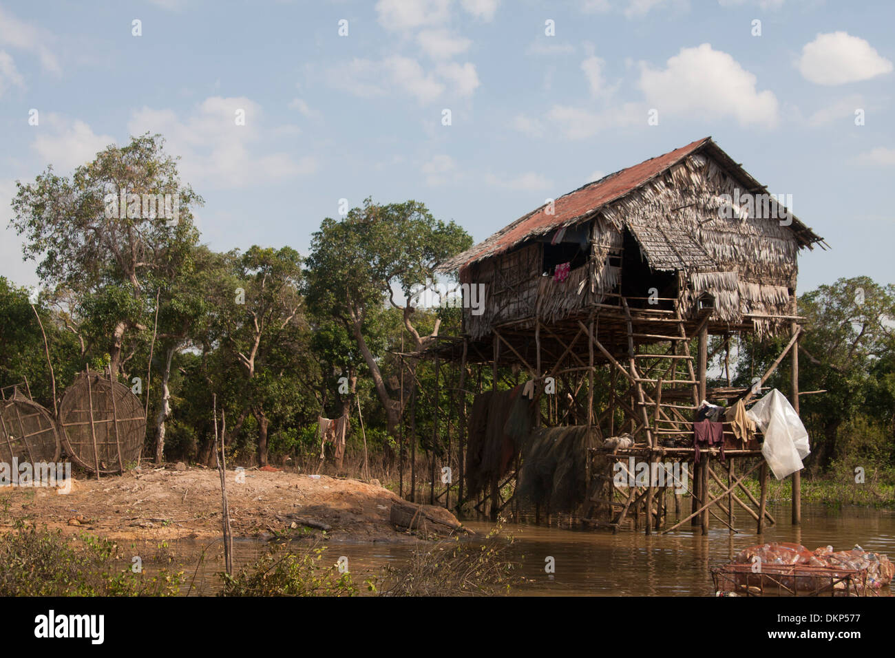 Un bateau en Kampong Phluk, village flottant au Cambodge. Banque D'Images
