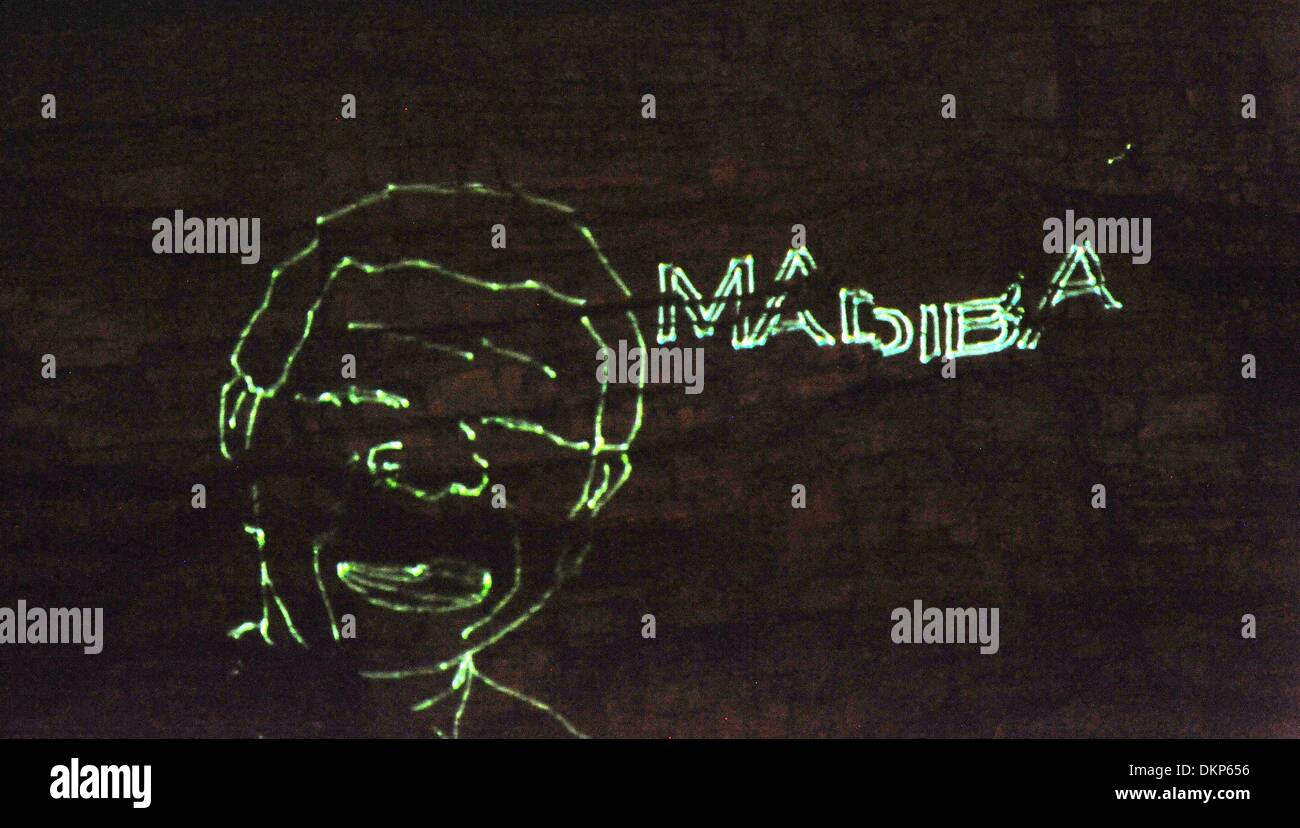 Cape Town, Afrique du Sud. Dec 8, 2013. Nelson Mandela's face contre la Montagne de la table le 8 décembre 2013 à Cape Town, Afrique du Sud. L'icône mondiale, Nelson Mandela est décédé paisiblement le soir du 5 décembre 2013 à son domicile à Houghton en famille. Dans le monde entier, les gens se sont réunis, le deuil de Tata Madiba. Credit : Leanne Stander/Foto24 /Gallo Images/Alamy Live News Banque D'Images